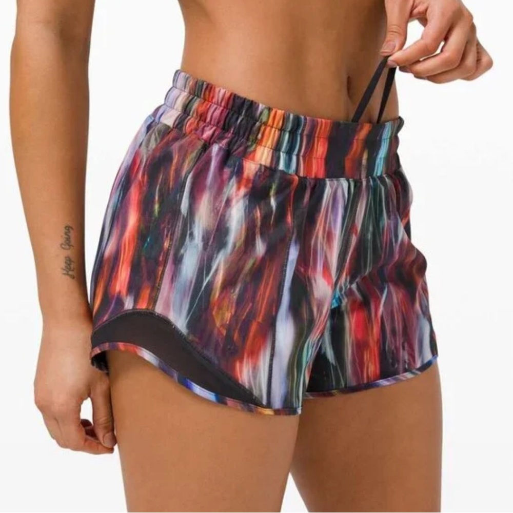 Lululemon Hotty Hot Short II Size 2 with a 4"
Inseam Chroma Fusion Multi Black